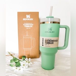 NEW Stanley 40oz Tumbler Quencher
H2.0 Flowstate Jade